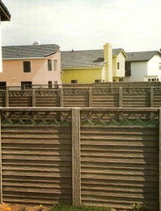 wood-effect-conrete-walling-with-trellis-top-229x300